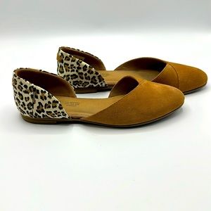 Tom’s flat shoes